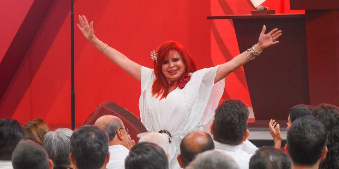 Reparte Layda chocolates de MrBeast durante informe