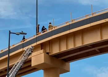 Rescatan a mujer en puente del Boulevard Solidaridad y Luis Encinas 