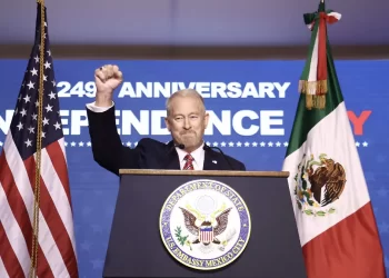 Embajador de EU destaca baja en las incautaciones de fentanilo