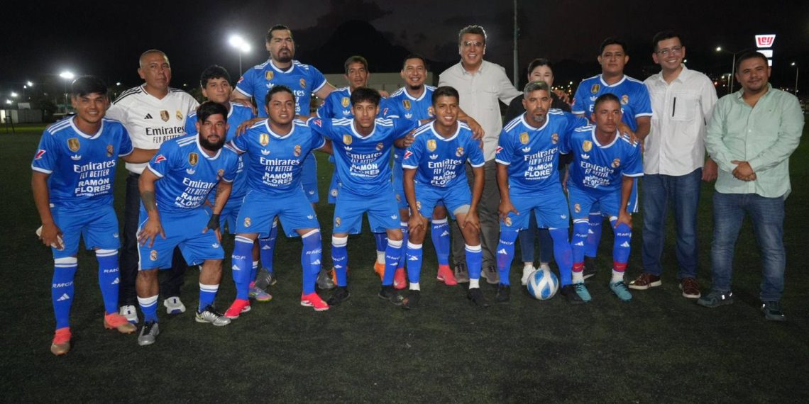 Ramón Flores entrega uniformes al equipo de futbol “Mr. Frogs” en Guaymas