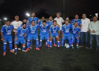 Ramón Flores entrega uniformes al equipo de futbol “Mr. Frogs” en Guaymas