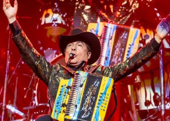 Jorge Hernández de los Tigres del Norte sufre caída en pleno show 