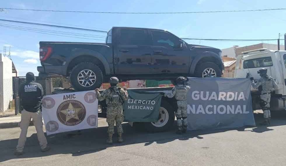 Aseguran en Caborca Ford blindada robada en EU, armamento y droga