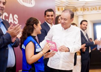 Gobernador Durazo y empresariado coordinan esfuerzos para profesionalizar a jóvenes en la industria con entrega de becas