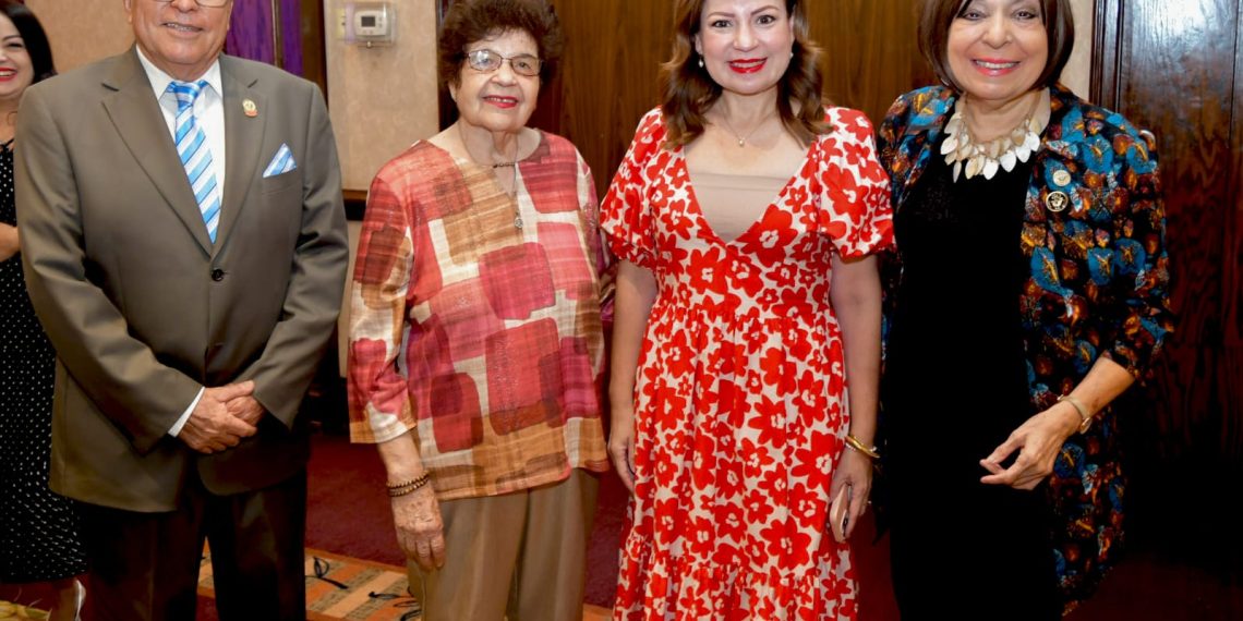 Entregan reconocimiento “Forjadora 2025” a Martha Aguayo de Uruchurtu