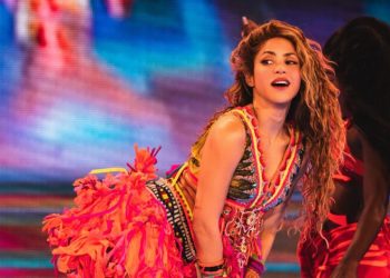 Shakira invoca tormenta y llora al cantar tema dedicado a Piqué