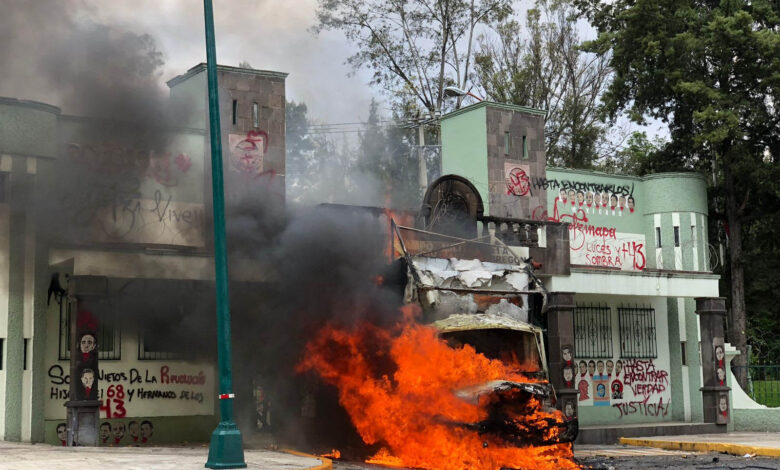 Normalistas derriban puerta del Campo Militar 1 e incendian camión