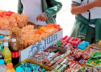 Dos de cada 10 escuelas aún venden ‘chatarra’