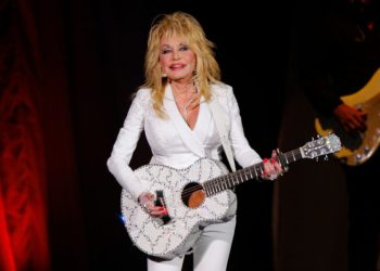 Dolly Parton pospone residencia en Las Vegas por problemas de salud