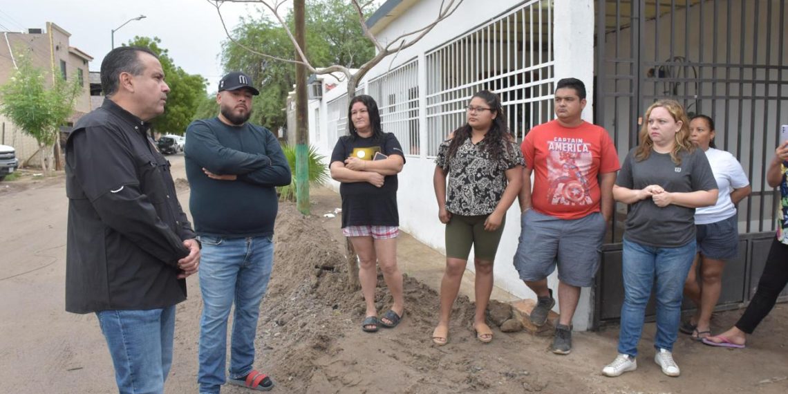 Atiende Toño Astiazarán a familias de La Caridad afectadas por lluvias