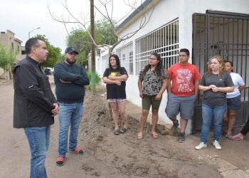 Atiende Toño Astiazarán a familias de La Caridad afectadas por lluvias