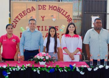 Entrega Omar Del Valle Colosio mesabancos a primaria indígena de Pesqueira