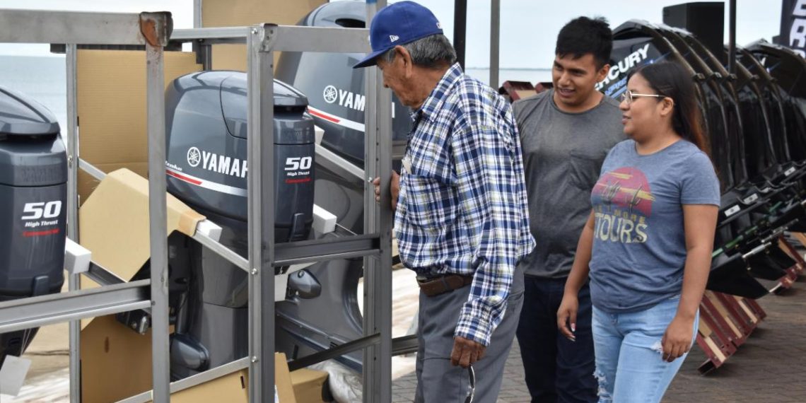 Cumple gobernador Alfonso Durazo compromiso con pescadores ribereños al entregarles motores fuera de borda