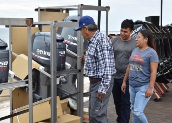 Cumple gobernador Alfonso Durazo compromiso con pescadores ribereños al entregarles motores fuera de borda