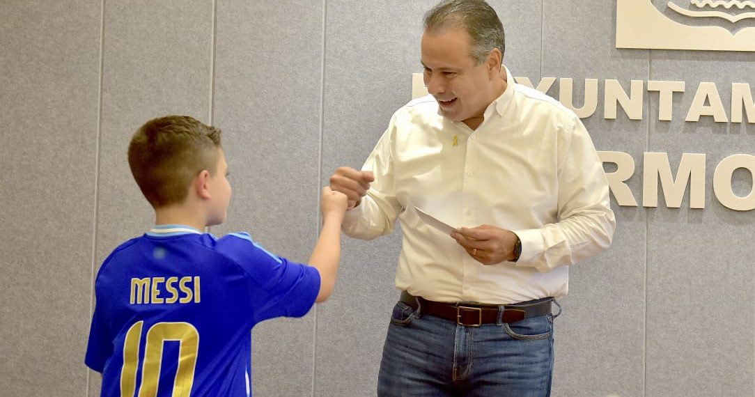 Apoya Toño Astiazarán a jóvenes deportistas para competencias internacionales