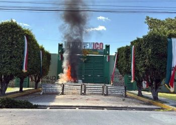 Vandalizan normalistas Batallón en Iguala y queman camioneta