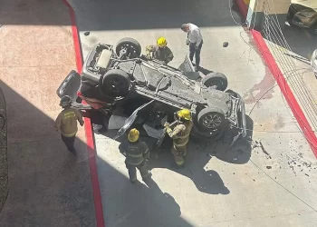 Mujer cae con su auto desde el segundo piso de un hospital en Hermosillo
