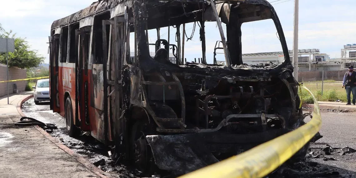 Camión del transporte urbano se incendia frente a hospital en Hermosillo