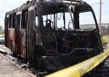 Camión del transporte urbano se incendia frente a hospital en Hermosillo