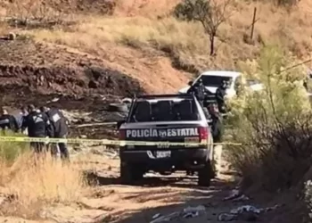 Hallan cadáver flotando sobre aguas negras en la carretera Hermosillo-Bahía de Kino