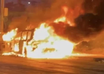 Al interior de auto en llamas, hallan un cadáver