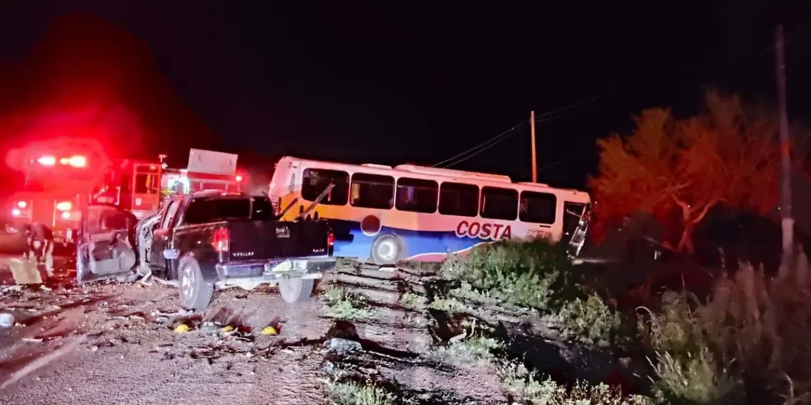 Choque frontal entre camión urbano y camioneta deja 11 heridos en el ejido El Triunfo en Hermosillo