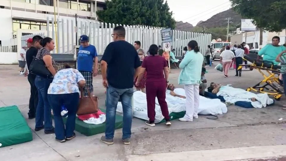 Evacúan hospital del IMSS en Guaymas por alerta de incendio tras cortocircuito