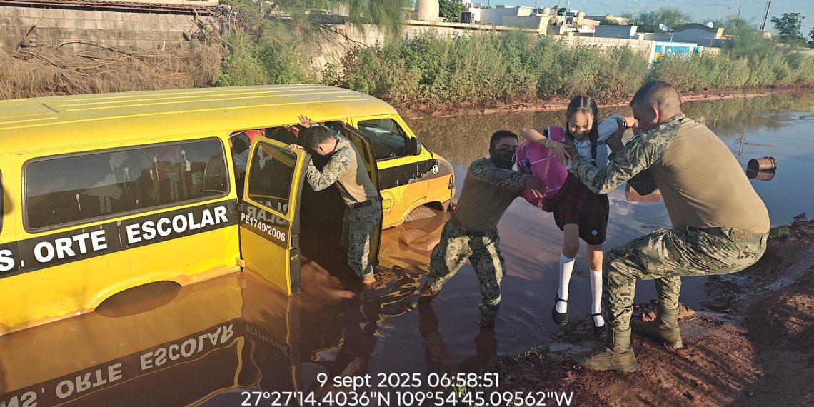 Marinos rescatan a niños atrapados en calle inundada dentro de transporte escolar en Cajeme