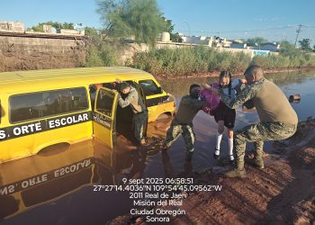Marinos rescatan a niños atrapados en calle inundada dentro de transporte escolar en Cajeme