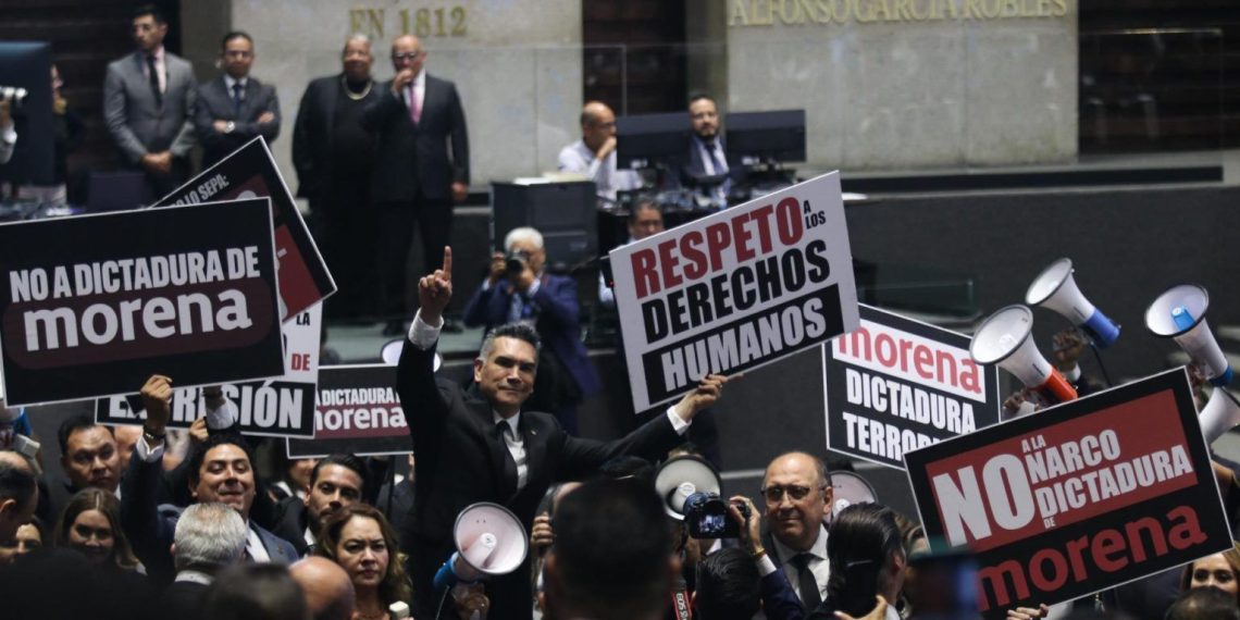 Congreso abre su segundo año legislativo entre megáfonos, pancartas e insultos
