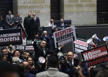 Congreso abre su segundo año legislativo entre megáfonos, pancartas e insultos