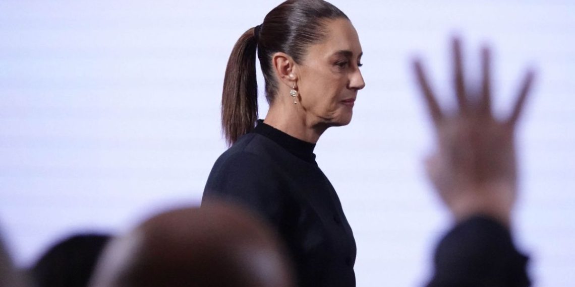 Sheinbaum rechaza negociación “en lo oscurito” con Salinas Pliego; “fuera de la ley, nunca”, dice