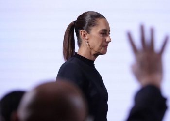 Sheinbaum rechaza negociación “en lo oscurito” con Salinas Pliego; “fuera de la ley, nunca”, dice