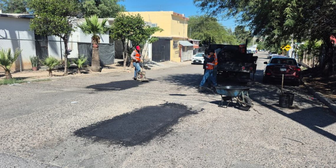 Mejora Gobierno de Hermosillo vialidades con cuadrillas de bacheo