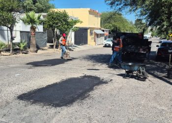 Mejora Gobierno de Hermosillo vialidades con cuadrillas de bacheo