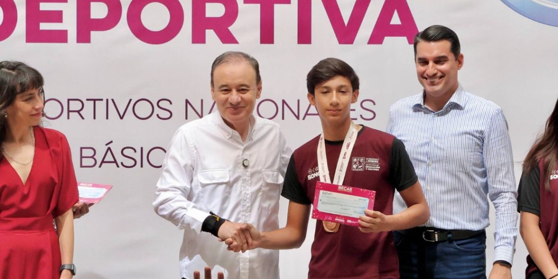 Premia Gobernador Durazo con becas a medallistas de los Juegos Deportivos Nacionales de Educación Básica
