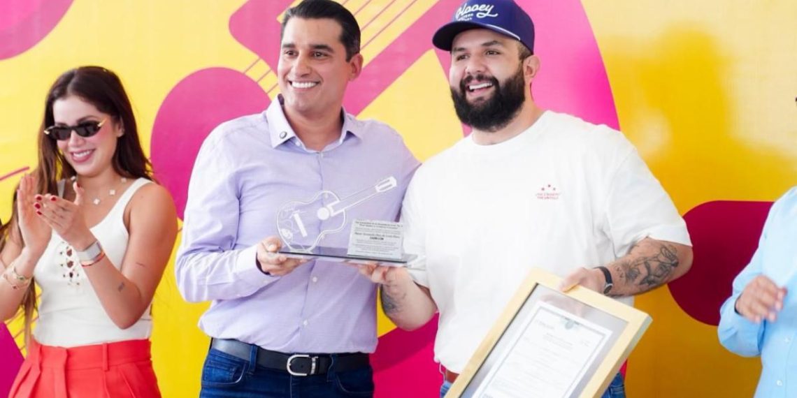 Reconoce Gobierno de Sonora a Carín León como exalumno distinguido de la secundaria General No. 4