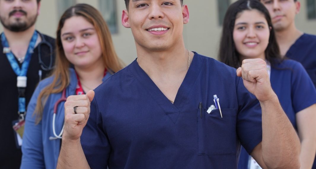 Reconoce Gobierno de Sonora compromiso de las y los médicos en su día