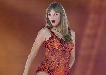 Las letras de “The Life a Showgirl” de Taylor Swift, una guía de sus referencias