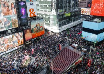 Protestas contra Trump generan ambiente festivo; republicanos las llaman actos de odio a EU