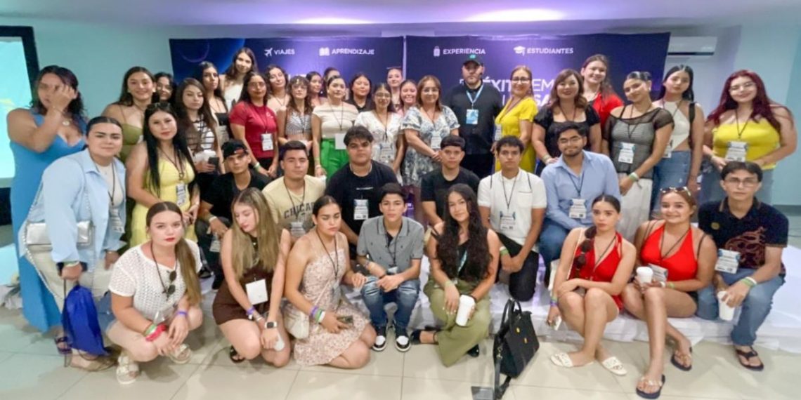 Participa alumnado de la UES en Congreso Nacional de Administración, Contaduría y Negocios