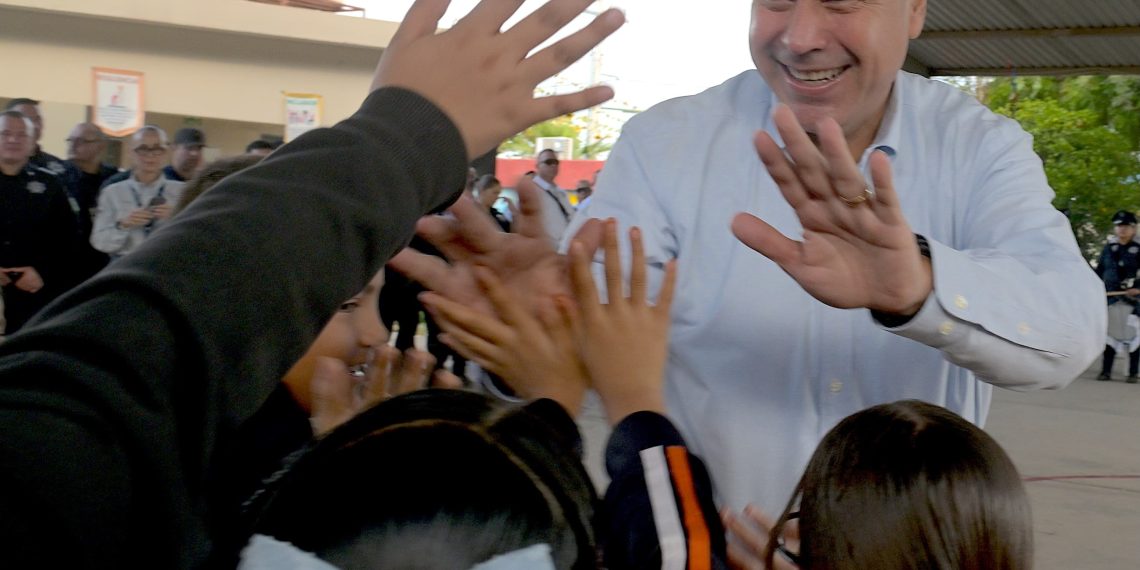 Entrega Toño Astiazarán primer distintivo CUIDA a Escuela Primaria Club de Leones #2