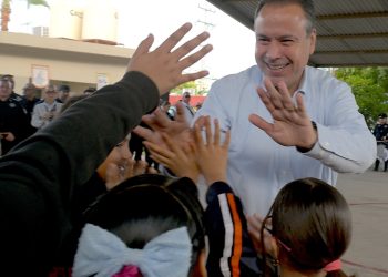 Entrega Toño Astiazarán primer distintivo CUIDA a Escuela Primaria Club de Leones #2