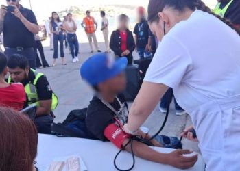 Rescatan a 27 menores en embarcación en Sinaloa