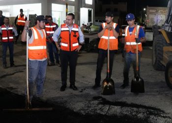 Supervisa Toño Astiazarán trabajos de bacheo nocturno en bulevar Quiroga