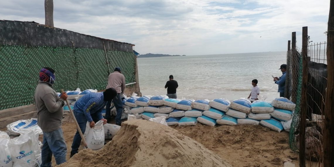 Atiende Ayuntamiento de Hermosillo calles afectadas con agua de mar en Kino Pueblo