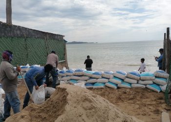 Atiende Ayuntamiento de Hermosillo calles afectadas con agua de mar en Kino Pueblo