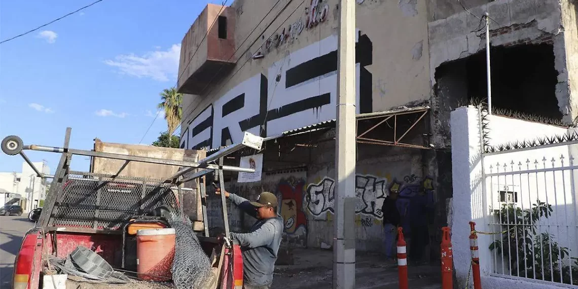 Inicia el derrumbe del histórico Cinema 70 en Hermosillo tras años de abandono