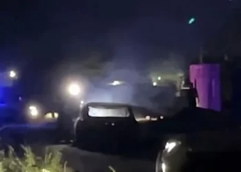 Al interior de auto en llamas, hallan restos humanos calcinados