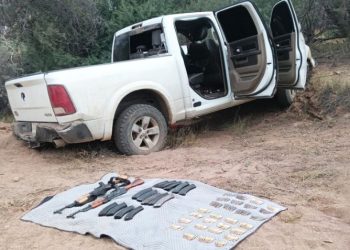 Recuperan vehículo con reporte de robo y encuentran armas